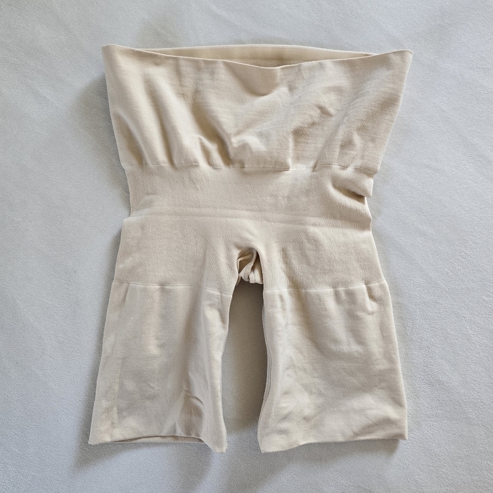 SKIMS▪️High Waisted Mid Thigh Sheer Seamless Everday Sculpt Shorts in Sand